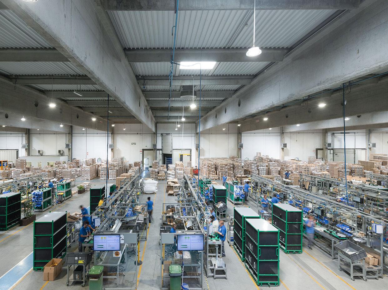 A Schréder ipari világítási megoldásai segítik a vállalatokat az emberek és a termelékenység növelésében