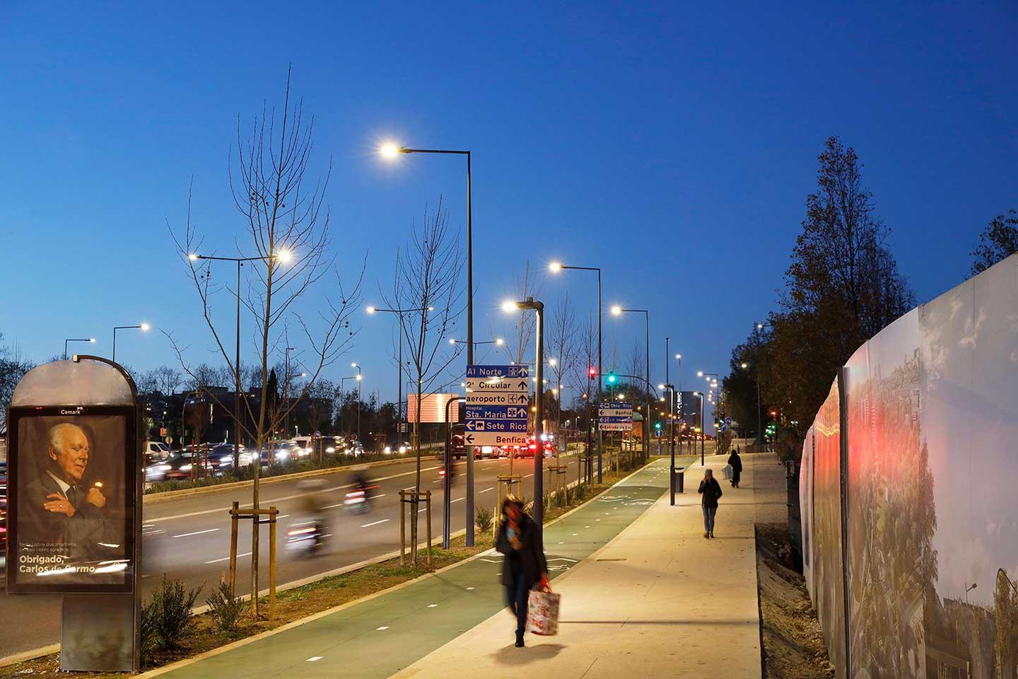 Az IZYLUM közúti lámpatest javította a lisszaboni Praça de Españán áthaladó gyalogosok és kerékpárosok biztonságát, miközben csökkenti az üzemeltetési költségeket